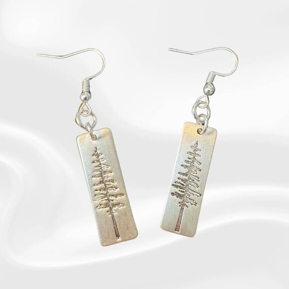 🌲 Rustic Pine Tree Dangle Earrings – Nature-Inspired Silver Metal Jewelry - Picture 1 of 4